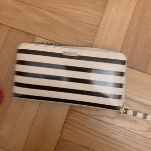 Blank and white Kate Spade Wallet ♠️
